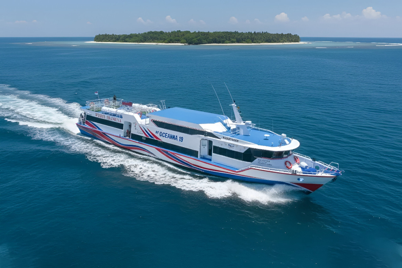 A boat named Gili Wanders